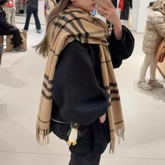 Burberry Camel Black Check Scarf 210x45cm NWT - Picture 3 of 4